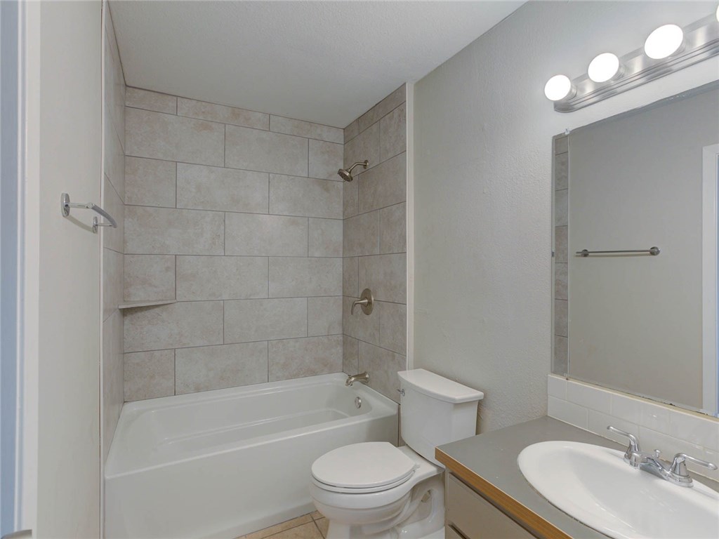 1710 Cinnamon Path Austin, TX 78704 - Photo 17 of 40 a bathroom with a bathtub toilet and sink