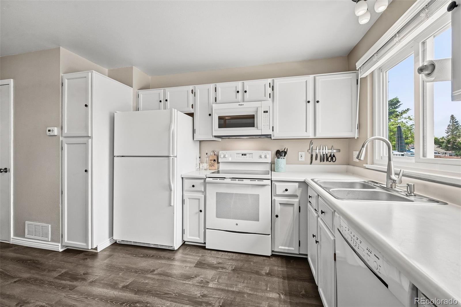 562 East Arden Circle Highlands Ranch, CO 80126 - Photo 7 of 43