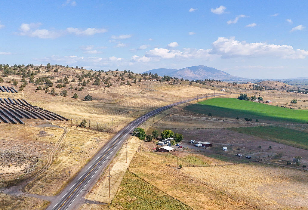 2137 Orindale Road Klamath Falls, OR 97601 - Photo 29 of 31 DJI_20250912154442_0022_D