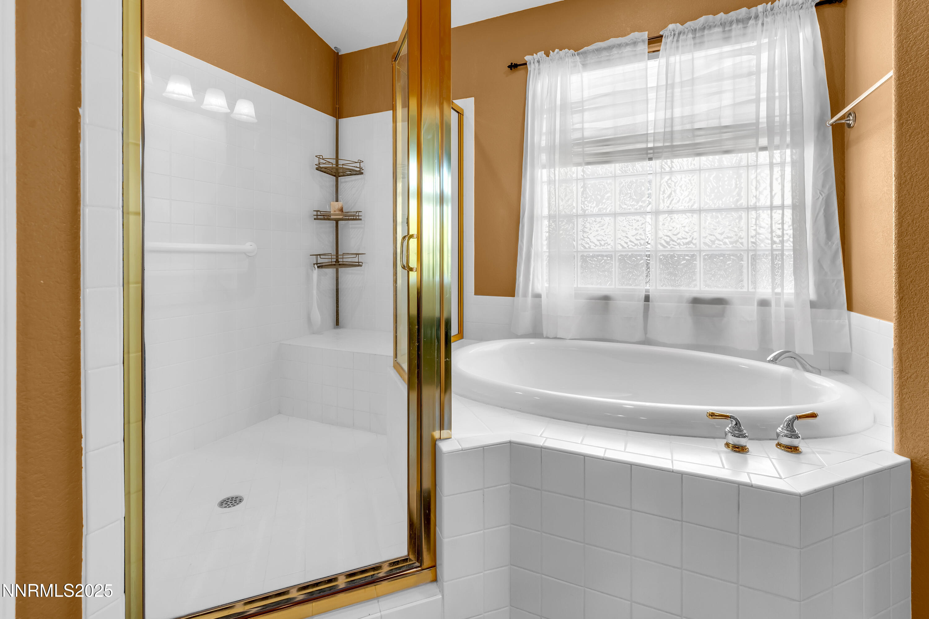 6248 Golden Meadow Road Reno, NV 89519 - Photo 28 of 64 a bath tub sitting next to a shower