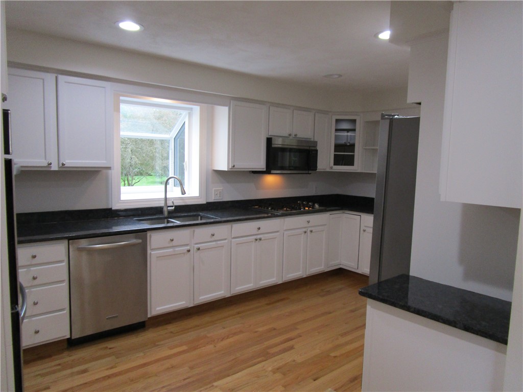 524 Middle Road East Greenwich, RI 02818 - Photo 5 of 25 Gallery Image 5