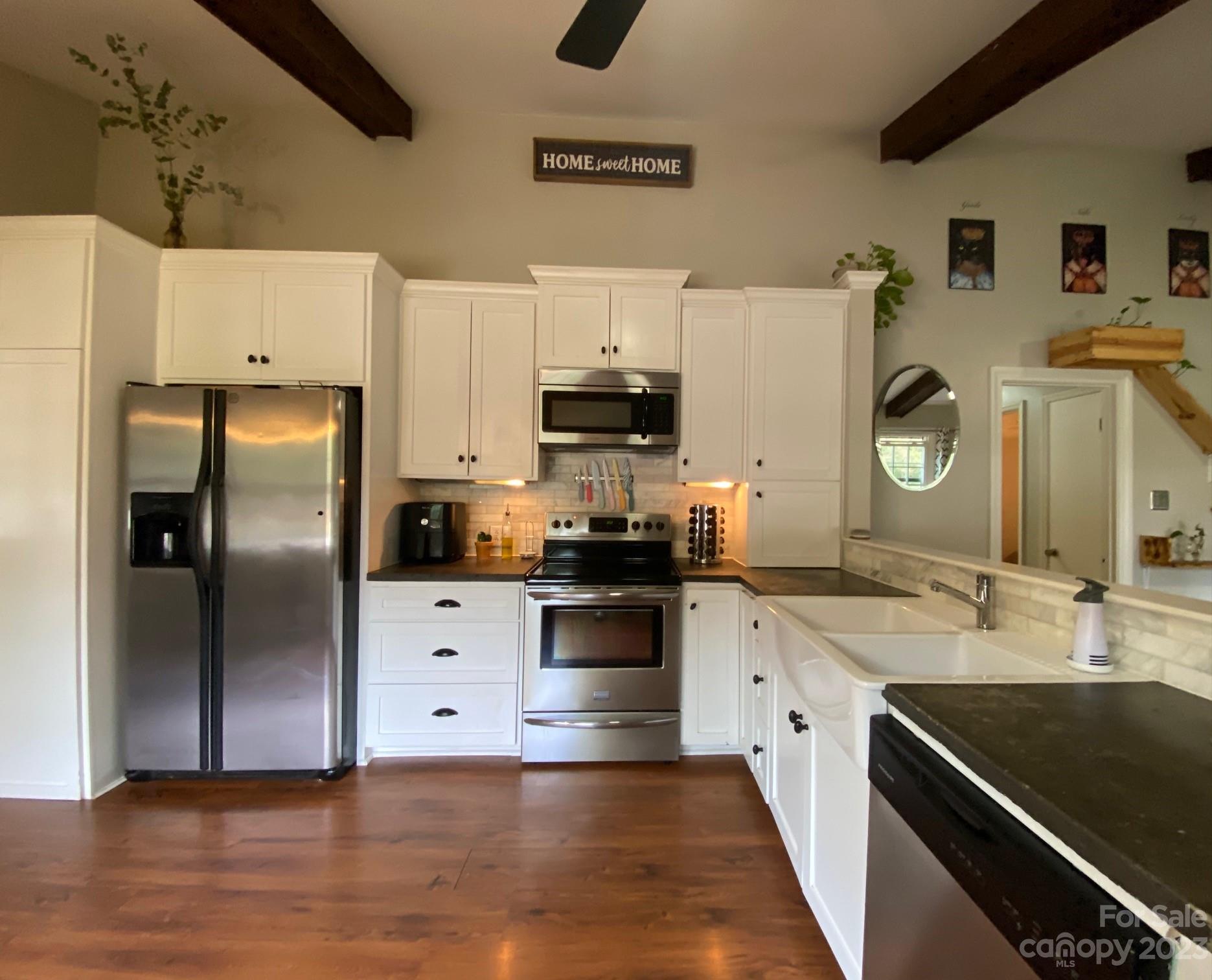 5901 Potter Road Matthews, NC 28104 - Photo 12 of 38 a kitchen with a refrigerator and a stove top oven