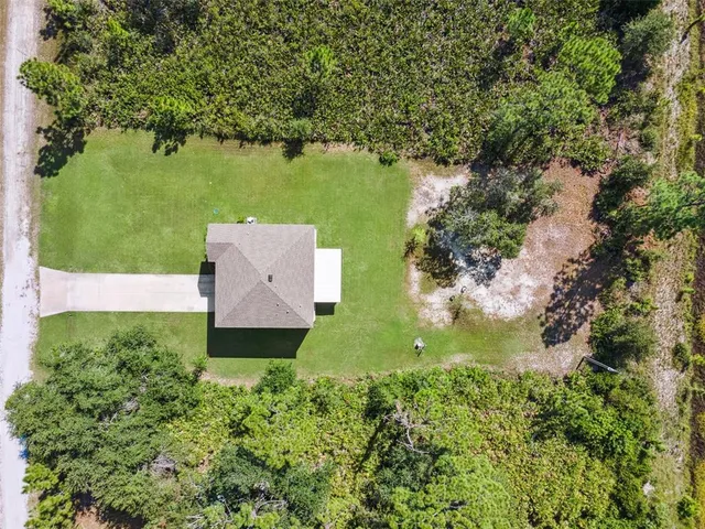 a view of a yard with a house