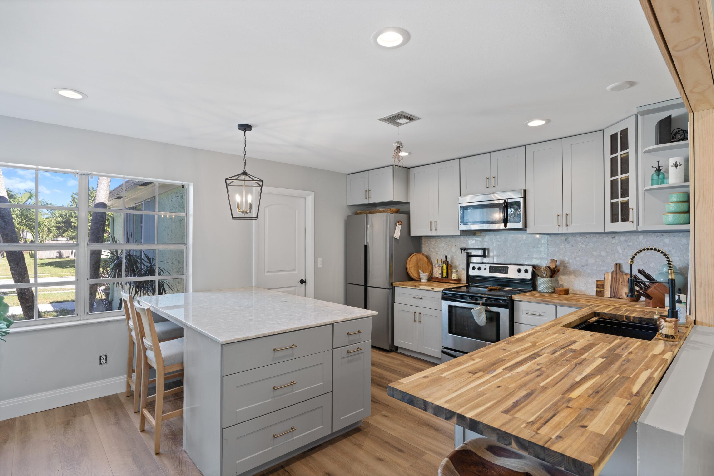 177 Arrowhead Circle Jupiter, FL 33458 - Photo 3 of 24 Kitchen
