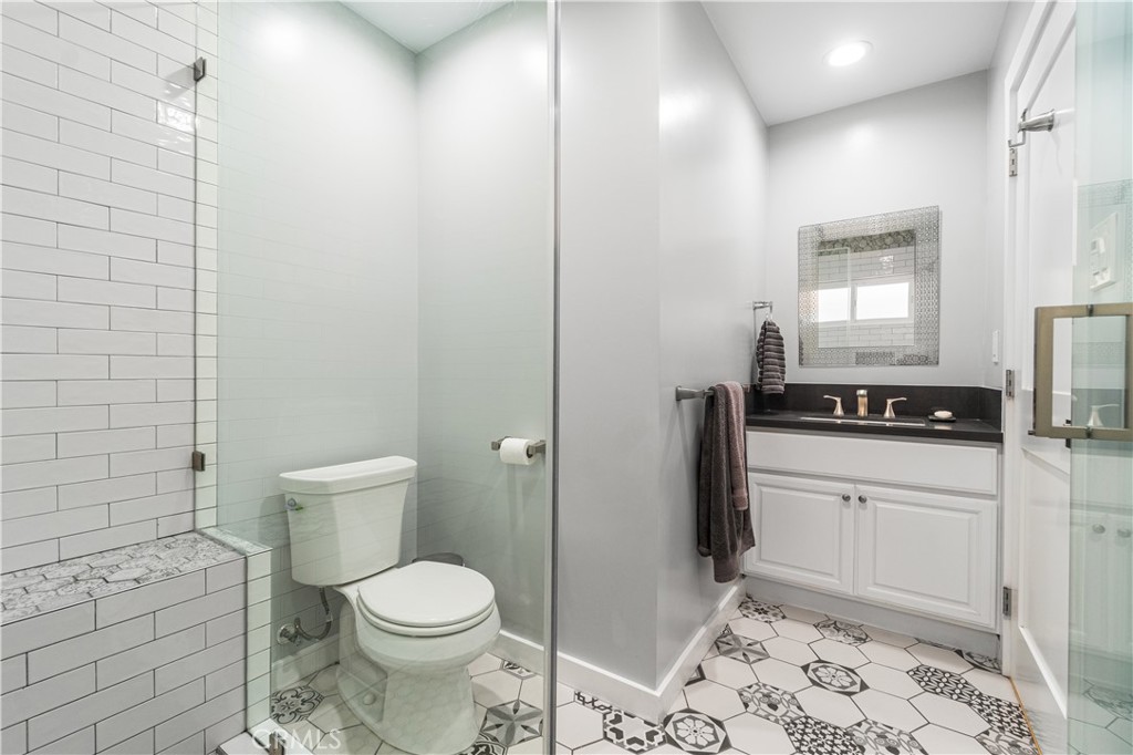 1510 East Maple Avenue El Segundo, CA 90245 - Photo 26 of 39 Master bath