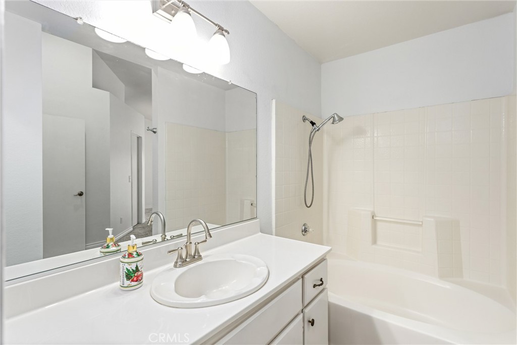 19934 Windwood Circle Riverside, CA 92508 - Photo 26 of 32 Mater bathroom