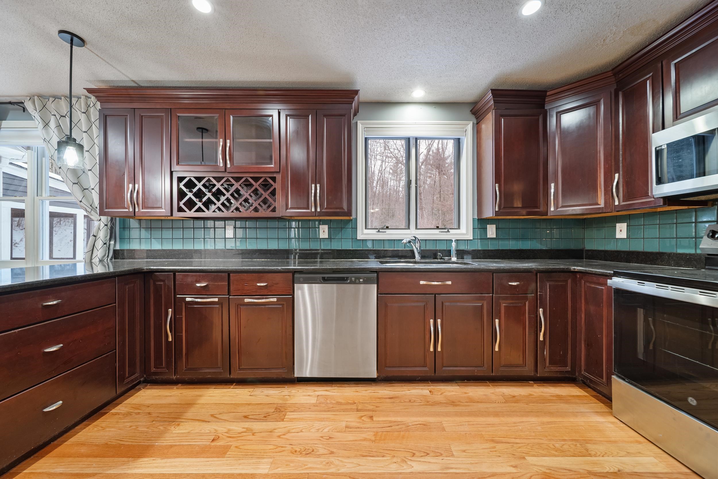 18 Lorri Road Derry, NH 03038 - Photo 6 of 45