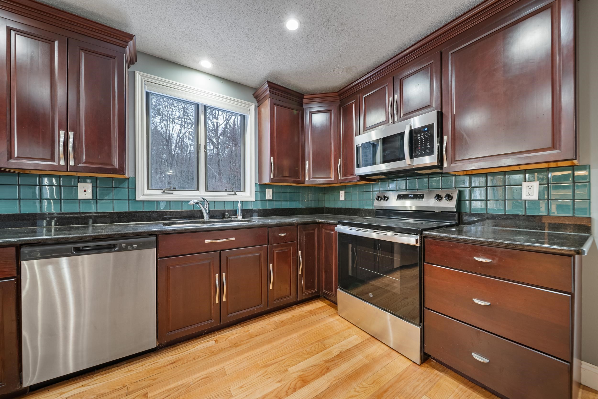 18 Lorri Road Derry, NH 03038 - Photo 7 of 45