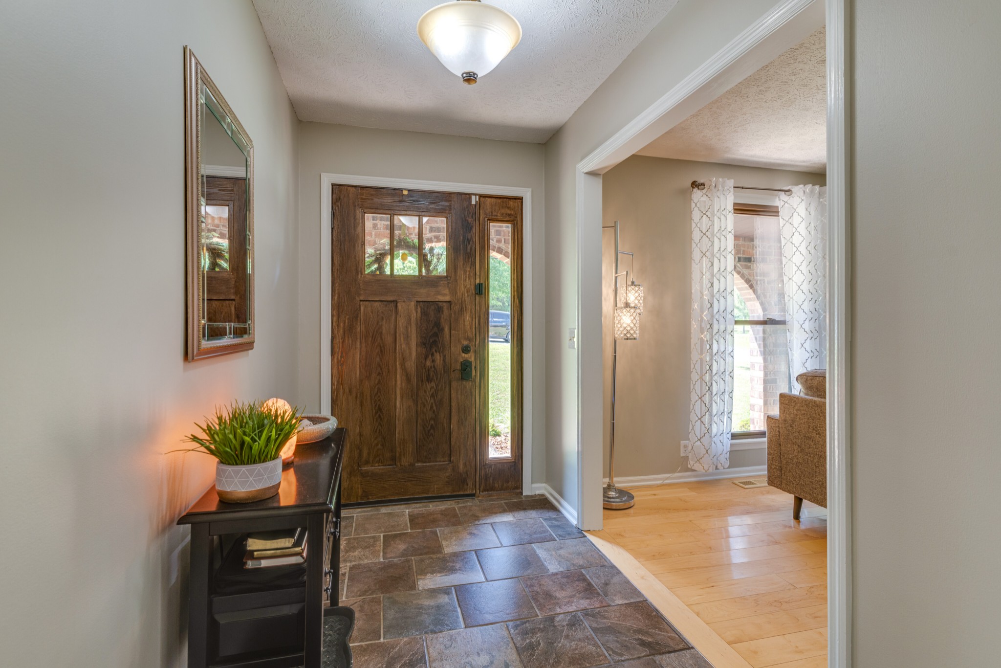 2535 Ewell Elliott Road Springfield, TN 37172 - Photo 5 of 36 a hallway with painting and a potted plant