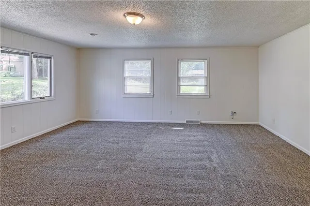 $324,900 | 8805 Grandview Street, Overland Park, KS 66212