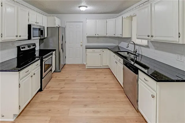 $324,900 | 8805 Grandview Street, Overland Park, KS 66212