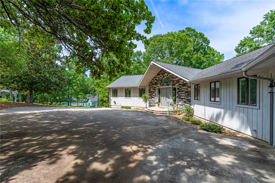 118 Beacon Ridge Circle Salem, SC 29676 - Photo 2 of 45 A grand entrance with stacked stone and a wide driveway welcomes you to this verdant retreat.