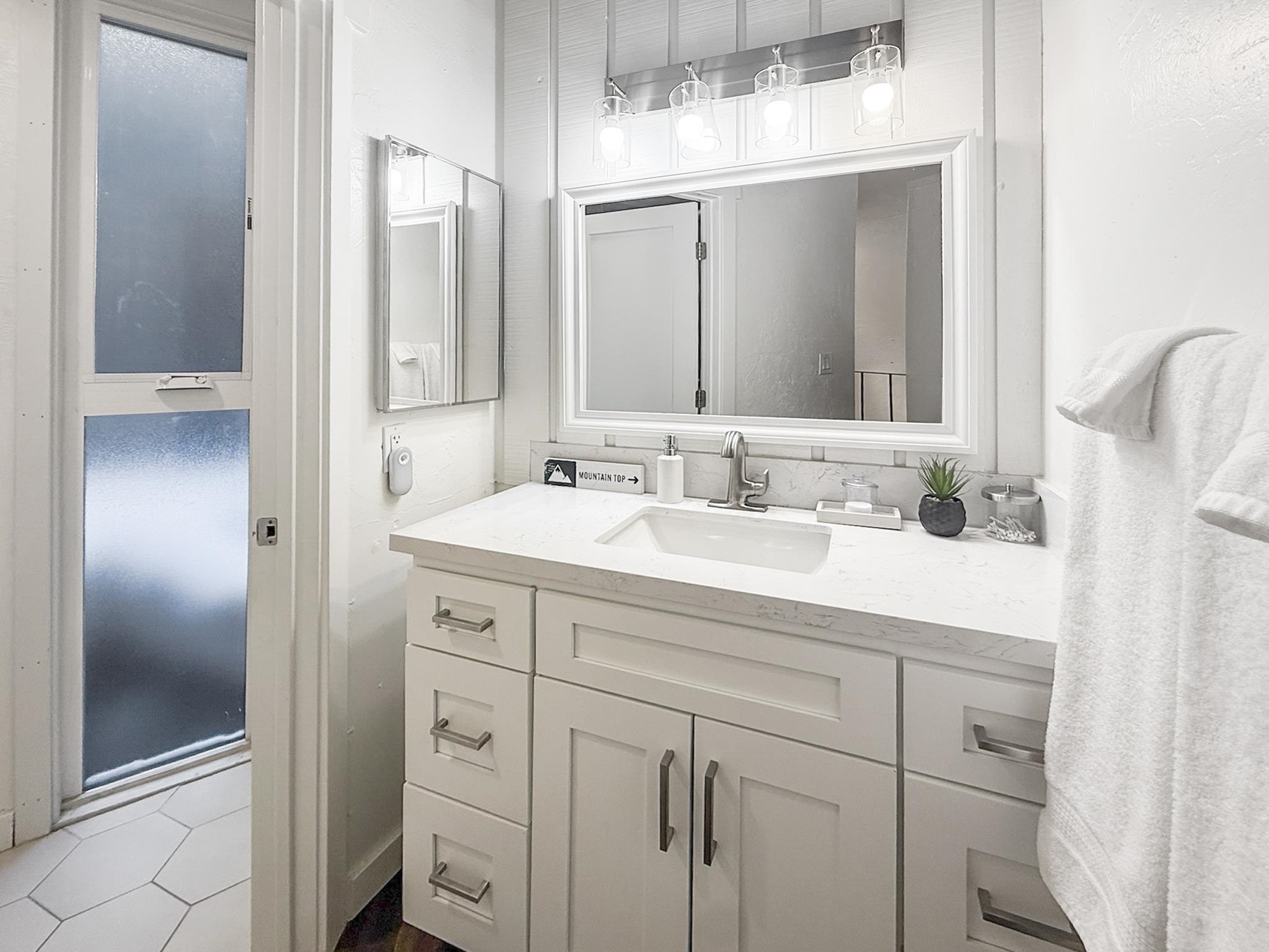 286 Old Mammoth Road, Unit 19 Mammoth Lakes, CA 93546 - Photo 10 of 19 a bathroom with a sink vanity and a mirror