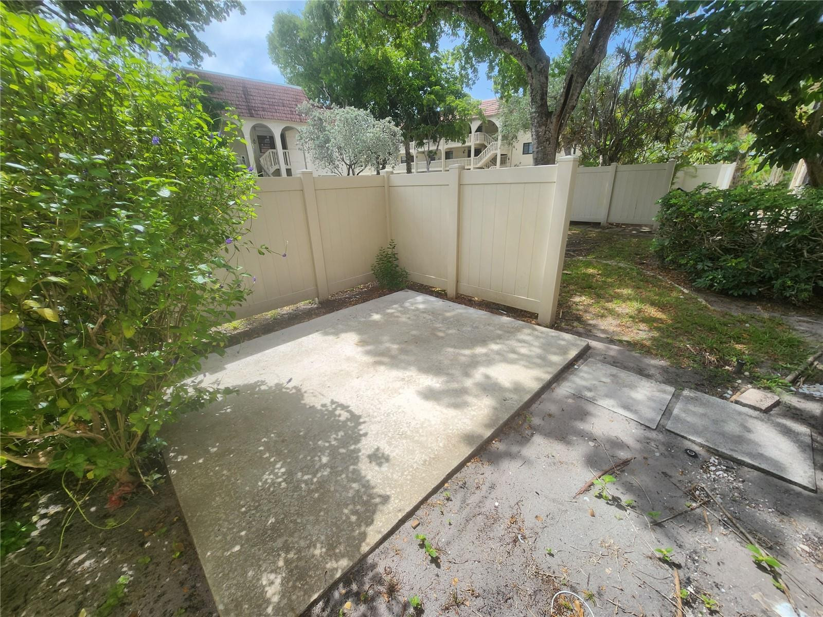 138 South Cypress Road, Unit 217 Pompano Beach, FL 33060 - Photo 9 of 21 a backyard of a house