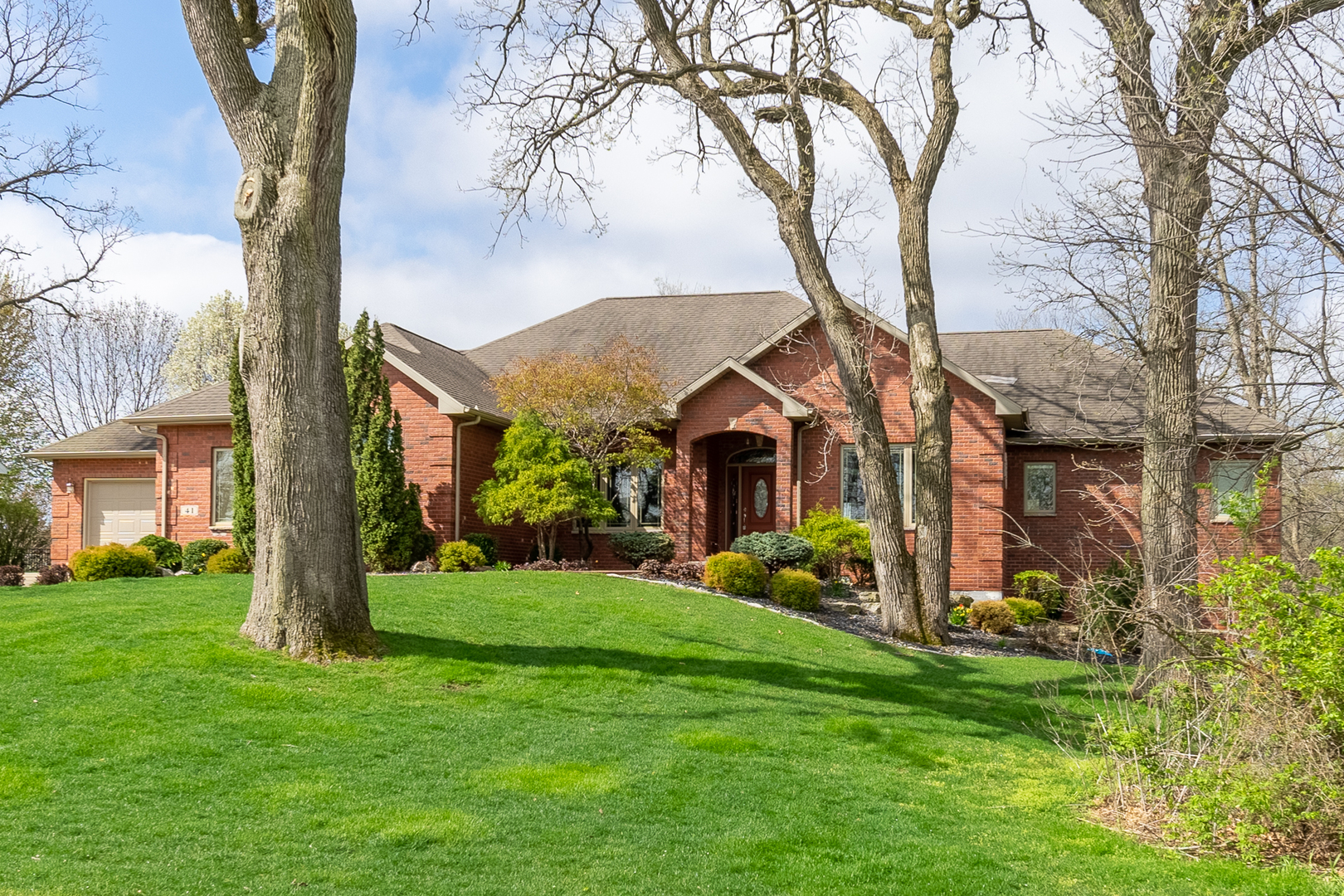 a view of a house with a yard