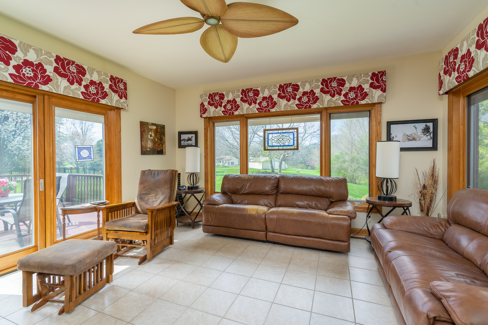 41 Oak Ridge Drive LaSalle, IL 61301 - Photo 15 of 38 a living room with furniture and a window