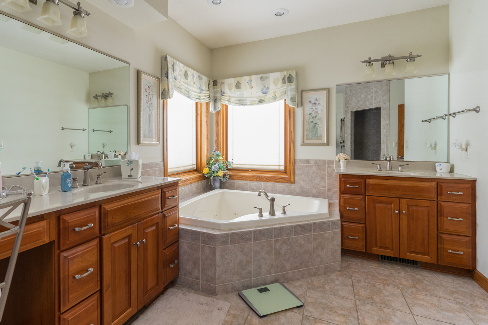 41 Oak Ridge Drive LaSalle, IL 61301 - Photo 19 of 38 a spacious bathroom with a double vanity sink large mirror and a bathtub