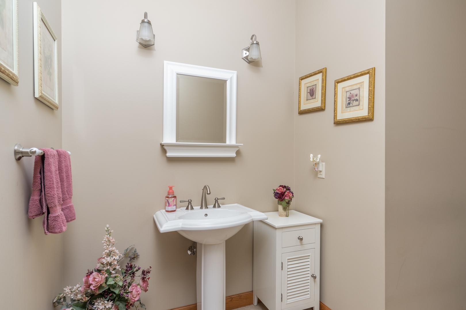 41 Oak Ridge Drive LaSalle, IL 61301 - Photo 21 of 38 a bathroom with a sink and mirror