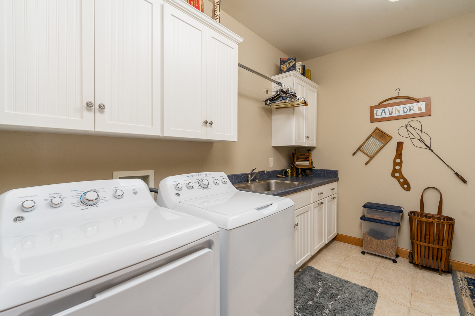 41 Oak Ridge Drive LaSalle, IL 61301 - Photo 22 of 38 a utility room with dryer and washer
