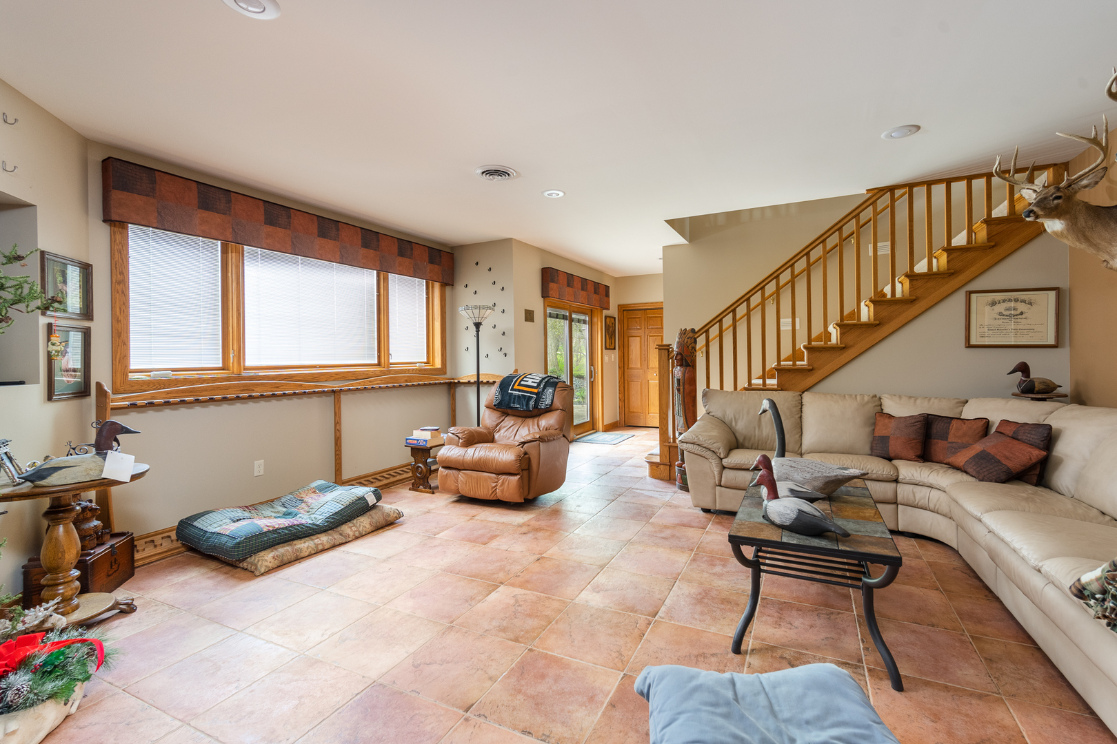 41 Oak Ridge Drive LaSalle, IL 61301 - Photo 23 of 38 a living room with furniture and a potted plant
