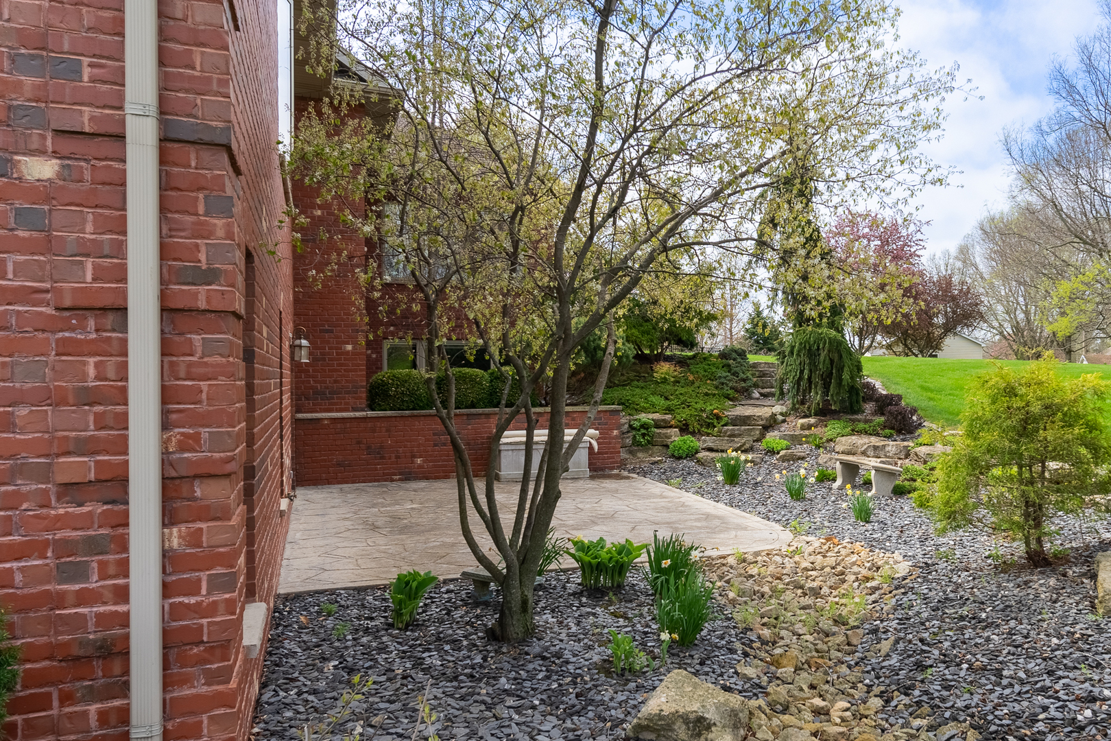 41 Oak Ridge Drive LaSalle, IL 61301 - Photo 32 of 38 a view of a patio with table and chairs potted plants and large tree