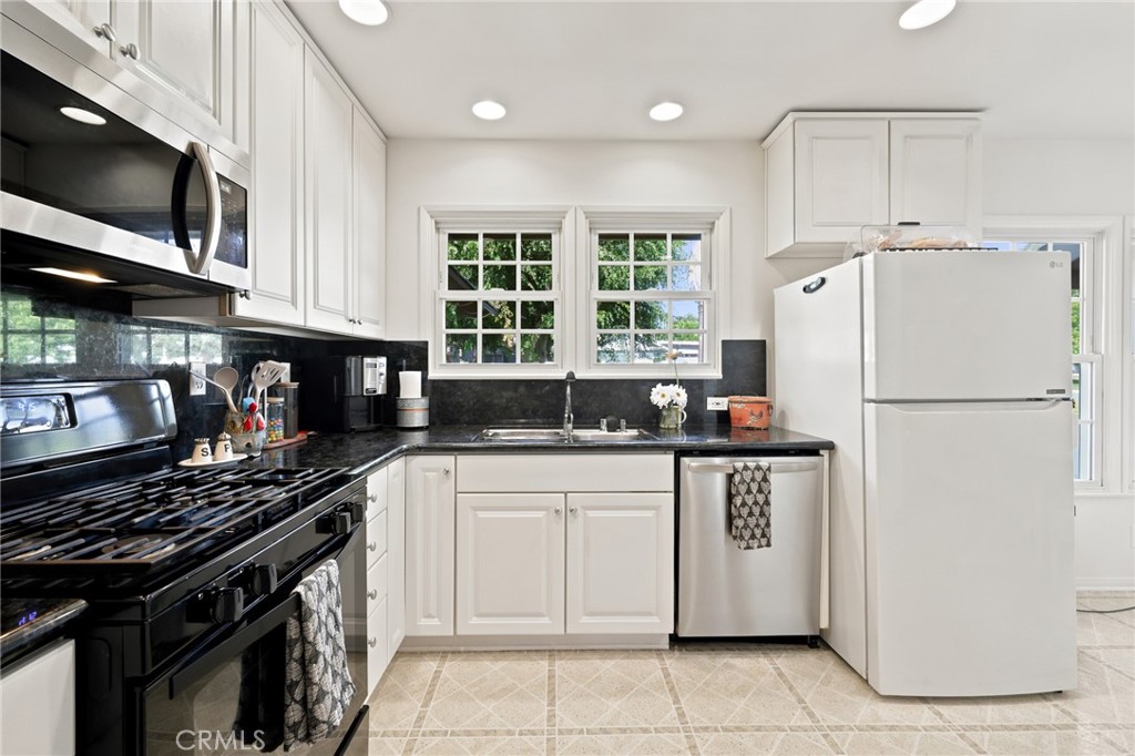 1869 Country Club Road Thousand Oaks, CA 91360 - Photo 12 of 35