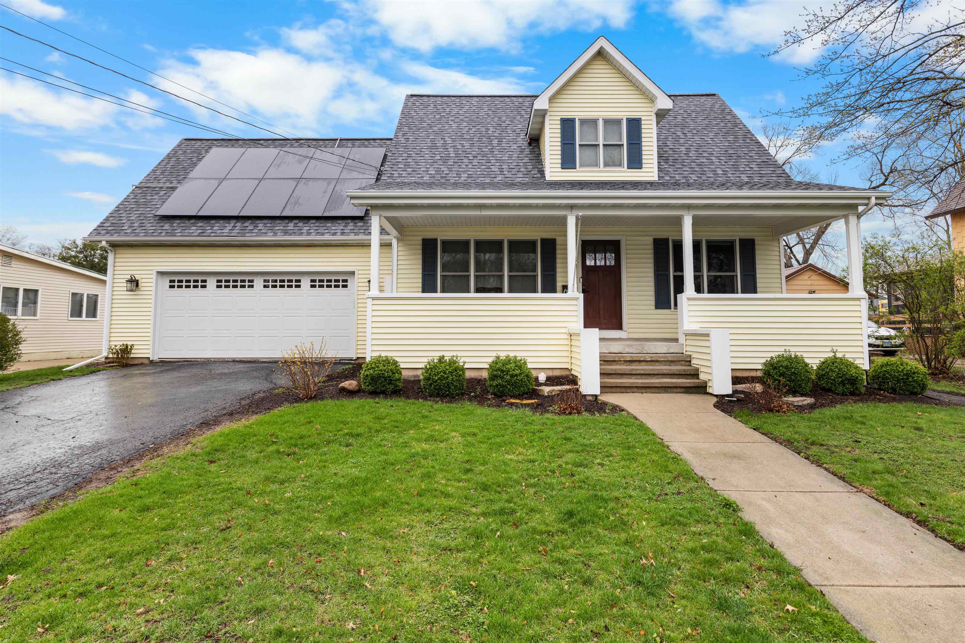 607 South 6th Street Oregon, IL 61061 - Photo 1 of 23 a view of front of house with a yard