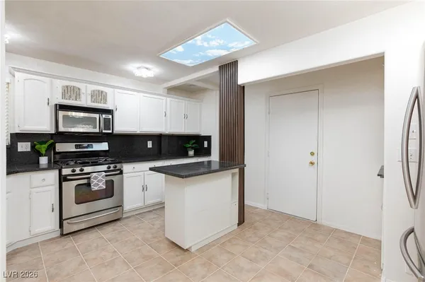 $2,599 | 1805 Derbyshire Drive, Las Vegas, NV 89117
