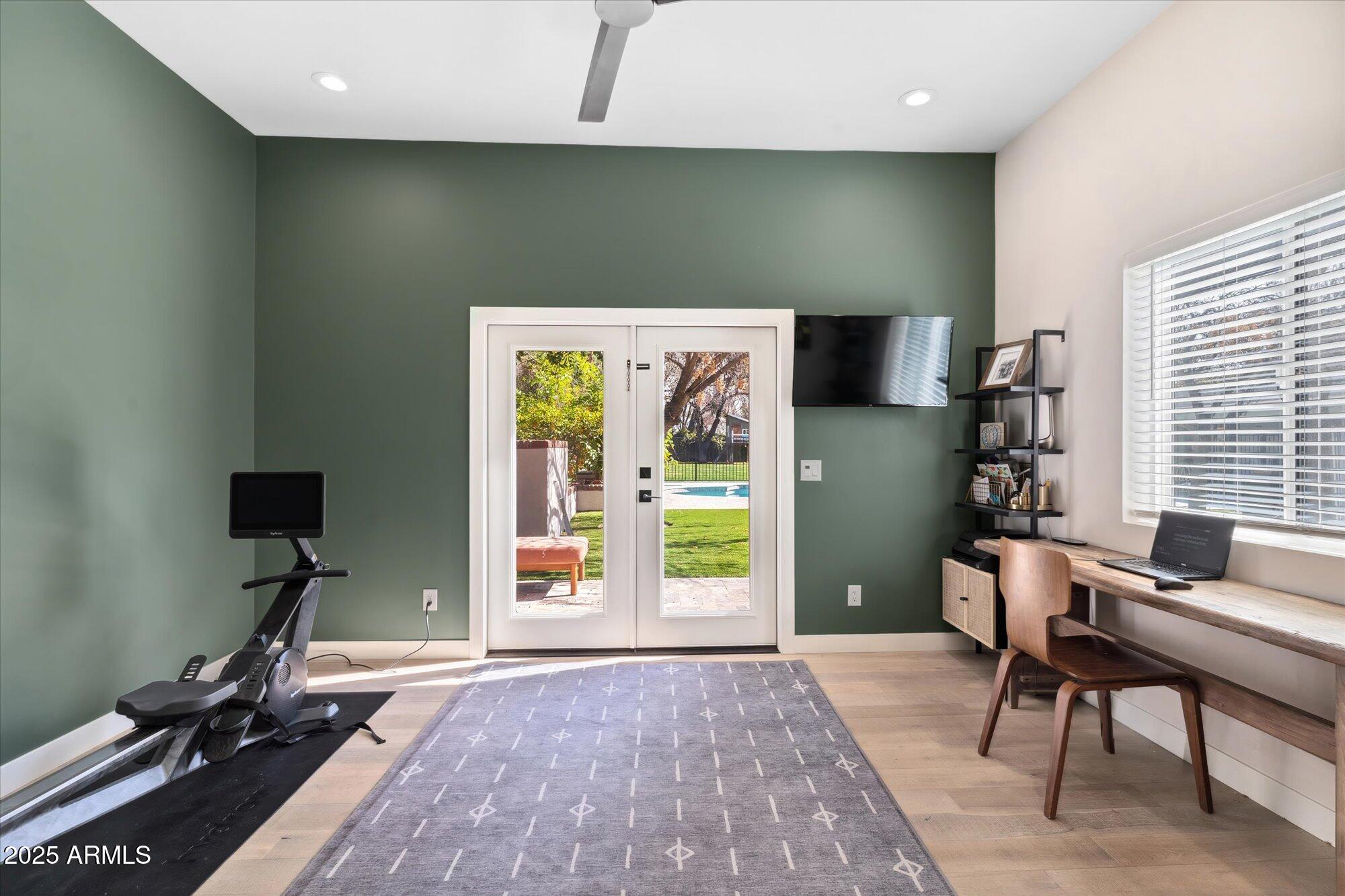 620 West McLellan Boulevard Phoenix, AZ 85013 - Photo 14 of 26 a view of a livingroom with workspace and a window