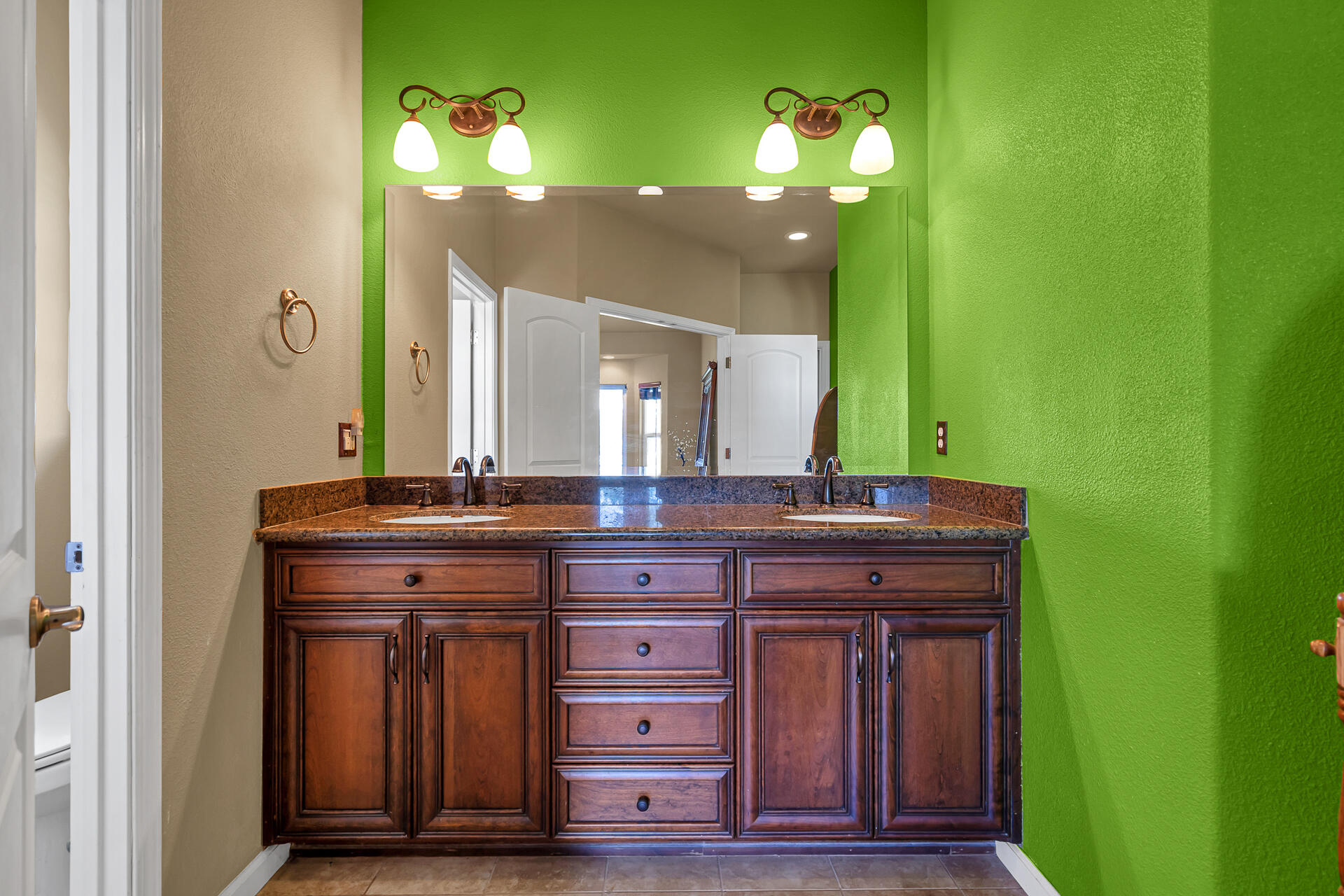 16170 Willow Springs Road Anderson, CA 96007 - Photo 28 of 61 Primary Bath