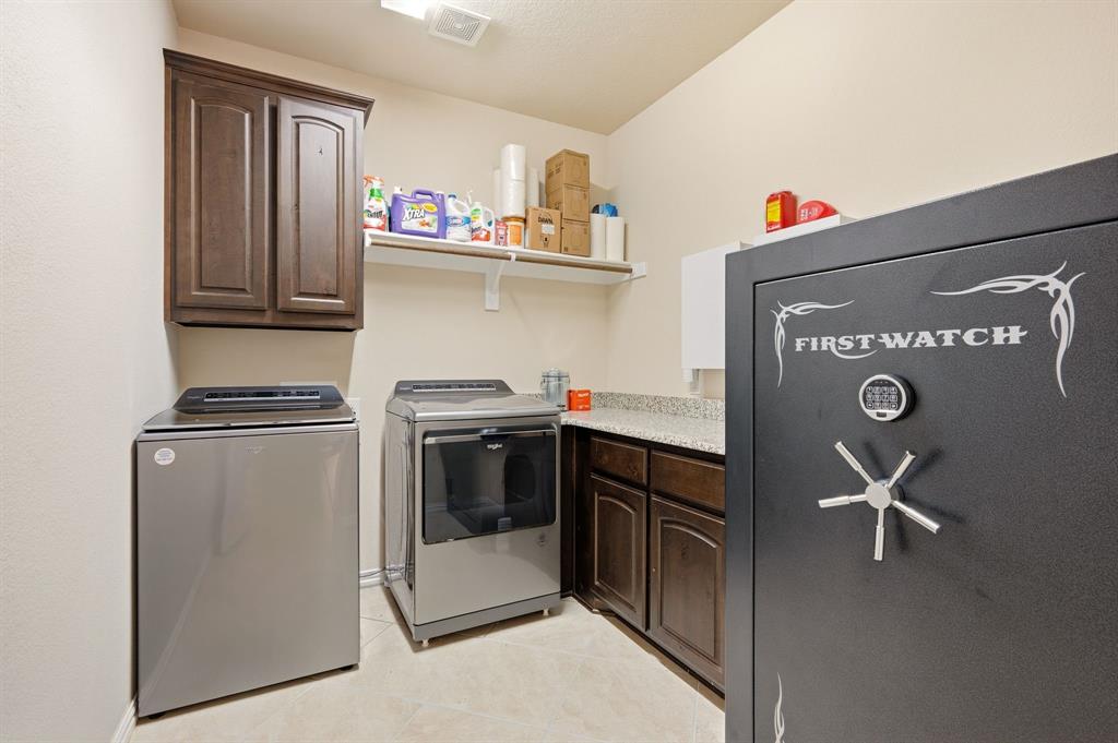 140 Heather Lane Decatur, TX 76234 - Photo 26 of 39 a kitchen with a refrigerator and a stove