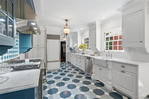 $1,899,000 | 42 Hillcrest Avenue, Roslyn, NY 11576