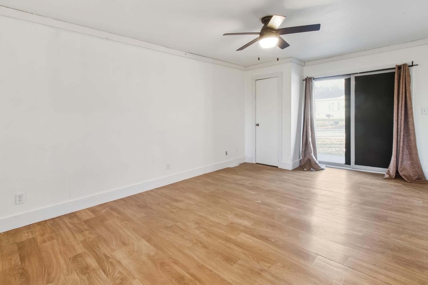 506 Eells Avenue Dixon, IL 61021 - Photo 12 of 19 wooden floor in an empty room with a window