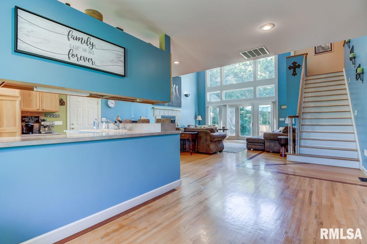 657 South Farmingdale Road New Berlin, IL 62670 - Photo 3 of 36