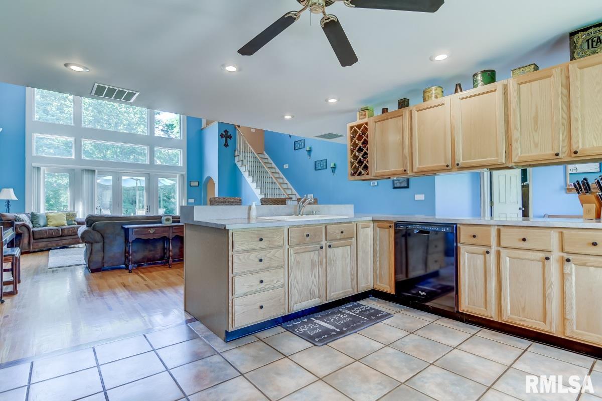 657 South Farmingdale Road New Berlin, IL 62670 - Photo 8 of 36