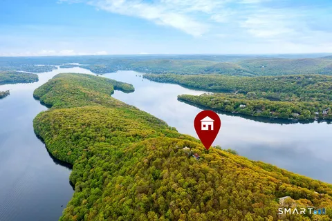 a view of a back yard of the ocean