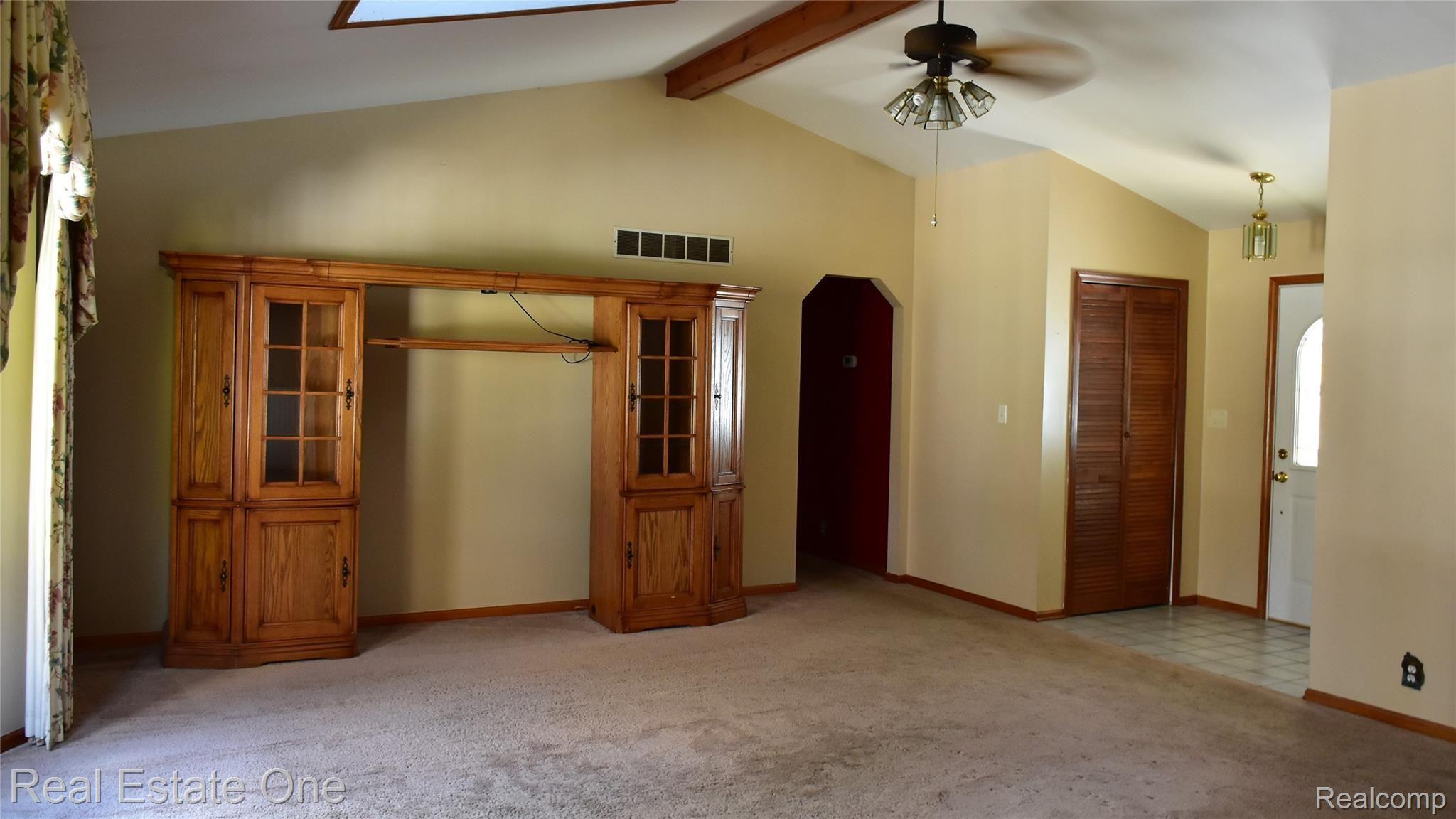6241 Pinckney Road Pinckney, MI 48169 - Photo 11 of 35 Great Room / Front Entry