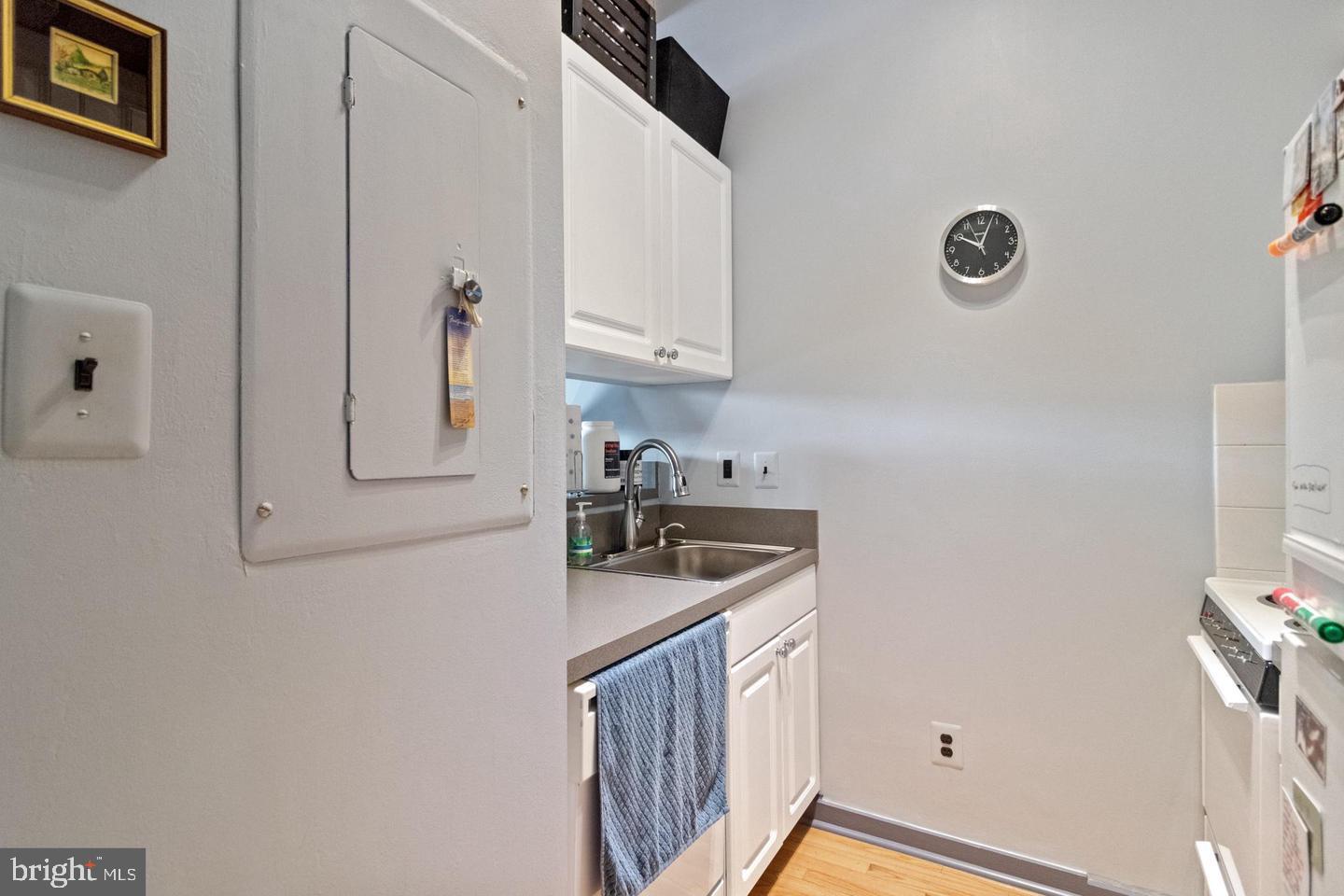 1010 Race Street, Unit 5D Philadelphia, PA 19107 - Photo 7 of 25 a kitchen with cabinets and window