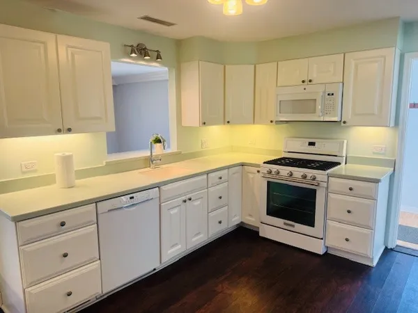 $2,750 | 907 West Washington Avenue, Lake Bluff, IL 60044