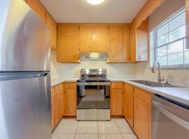 $1,275 | 1104 Greentree Court, Unit L, Tallahassee, FL 32304