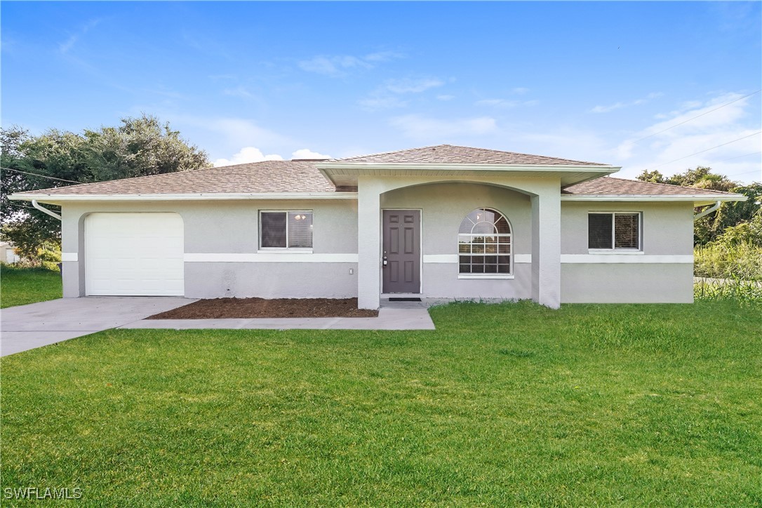 a view of a house with a yard