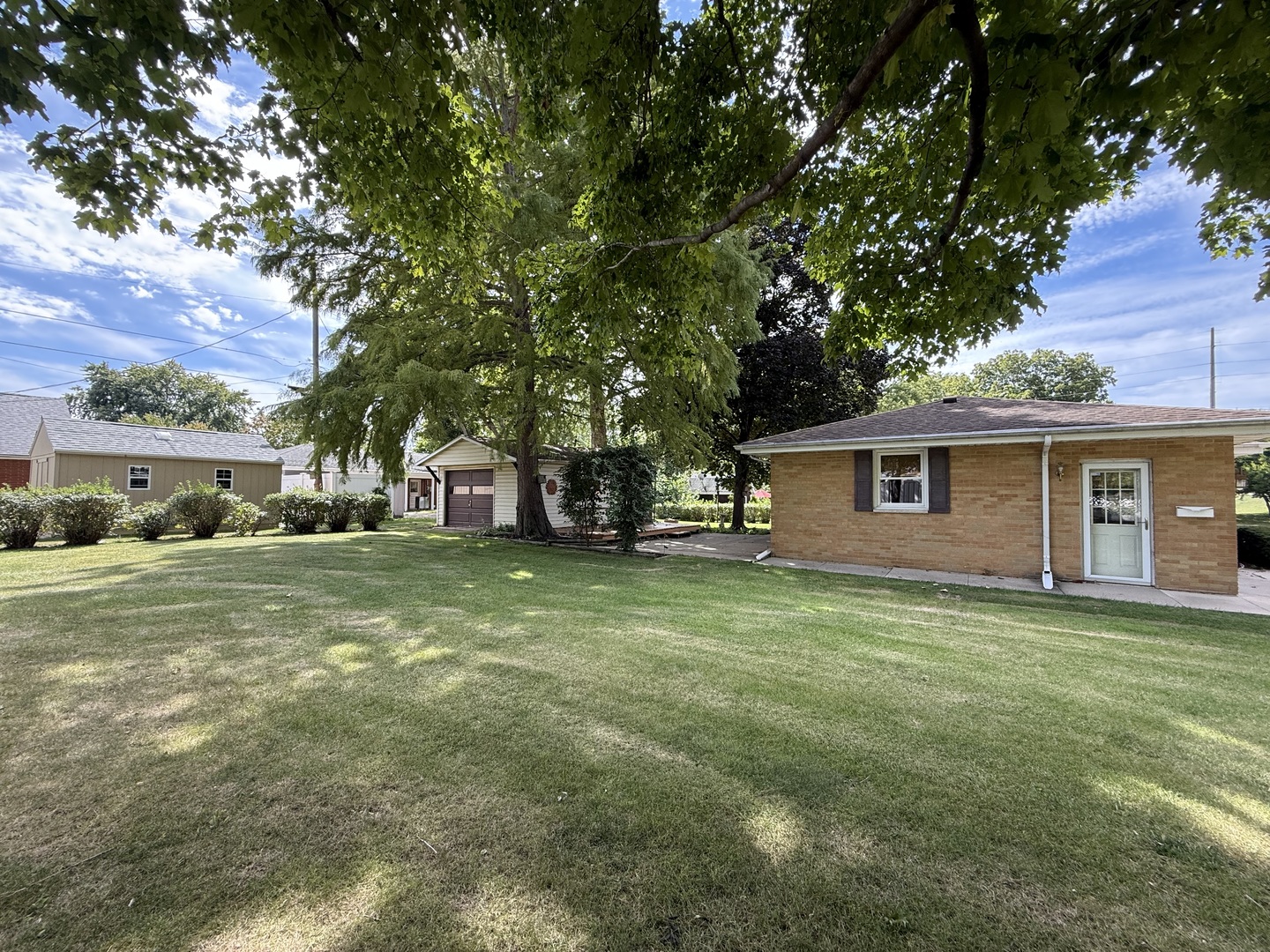 1029 West 4th Street Spring Valley, IL 61362 - Photo 4 of 27 a front view of a house with a garden