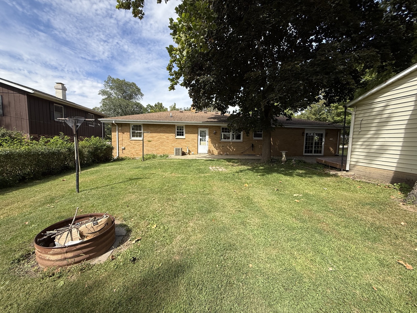 1029 West 4th Street Spring Valley, IL 61362 - Photo 8 of 27 a house with swimming pool in front of it