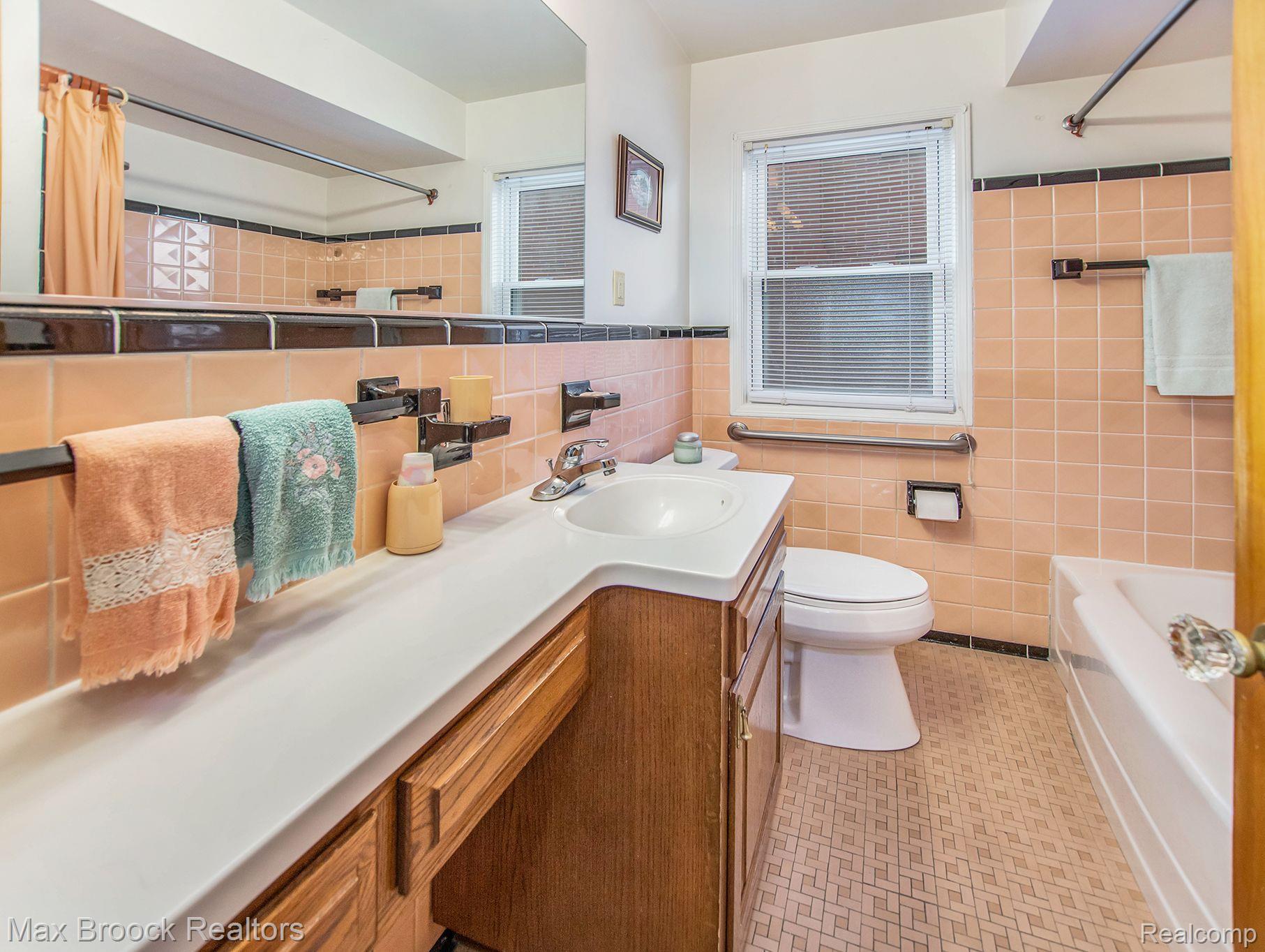 4229 Buckingham Road Royal Oak, MI 48073 - Photo 10 of 36 Full Bath on 1st Floor