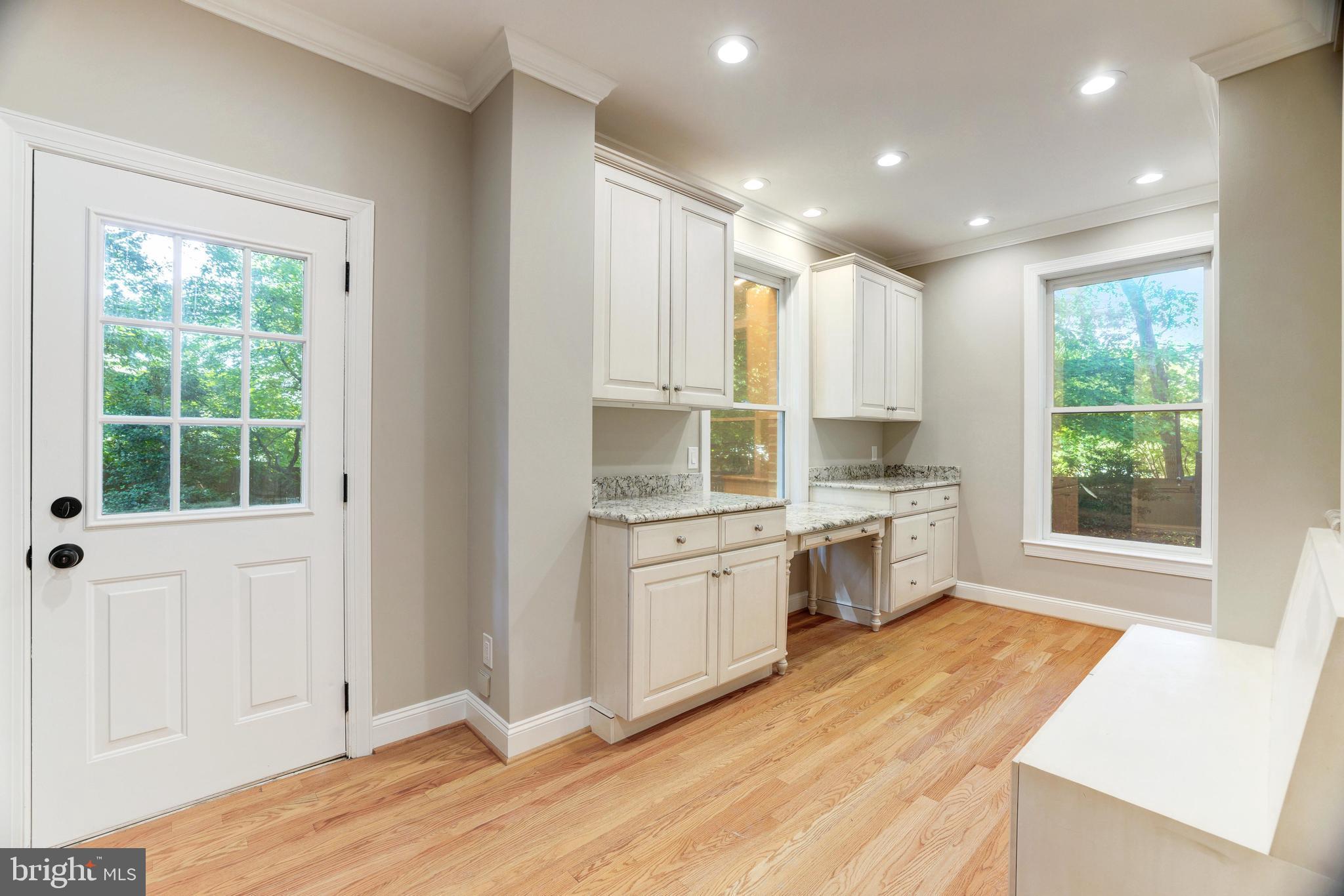 2548 Five Oaks Road Vienna, VA 22181 - Photo 31 of 101 Mudroom/Laundry and Folding Area