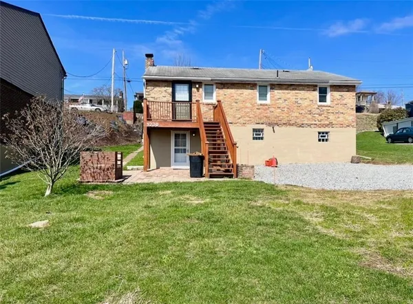 a view of a house with a backyard