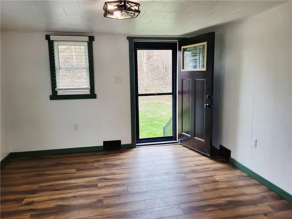 $1,500 | 1230 Frank Avenue, Jeannette, PA 15644