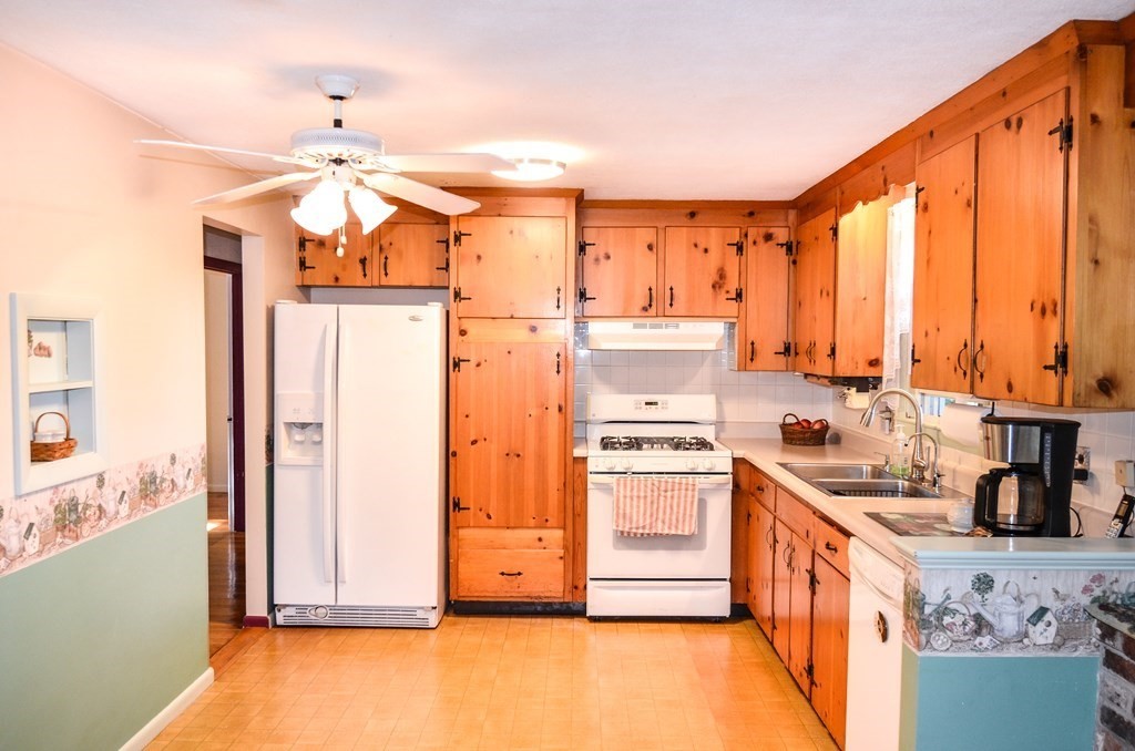 128 Ridge Road Marlborough, MA 01752 - Photo 9 of 34 Gallery Image 9