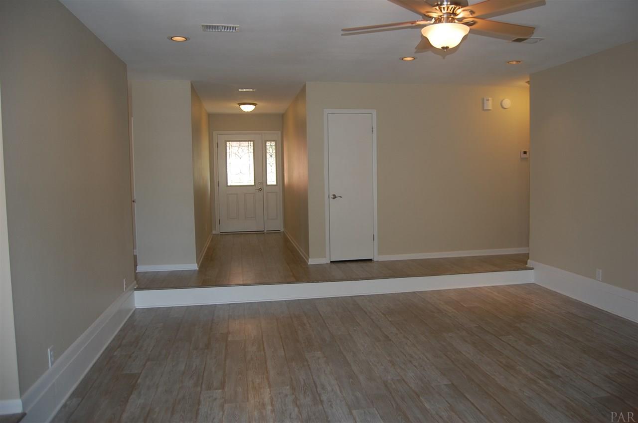 3021 Ranchette Square Gulf Breeze, FL 32563 - Photo 8 of 38 towards the entrance