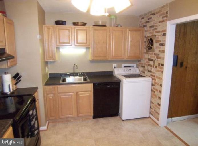 802 Poplar Road Sterling, VA 20164 - Photo 5 of 13 Upgraded Large Kitchen